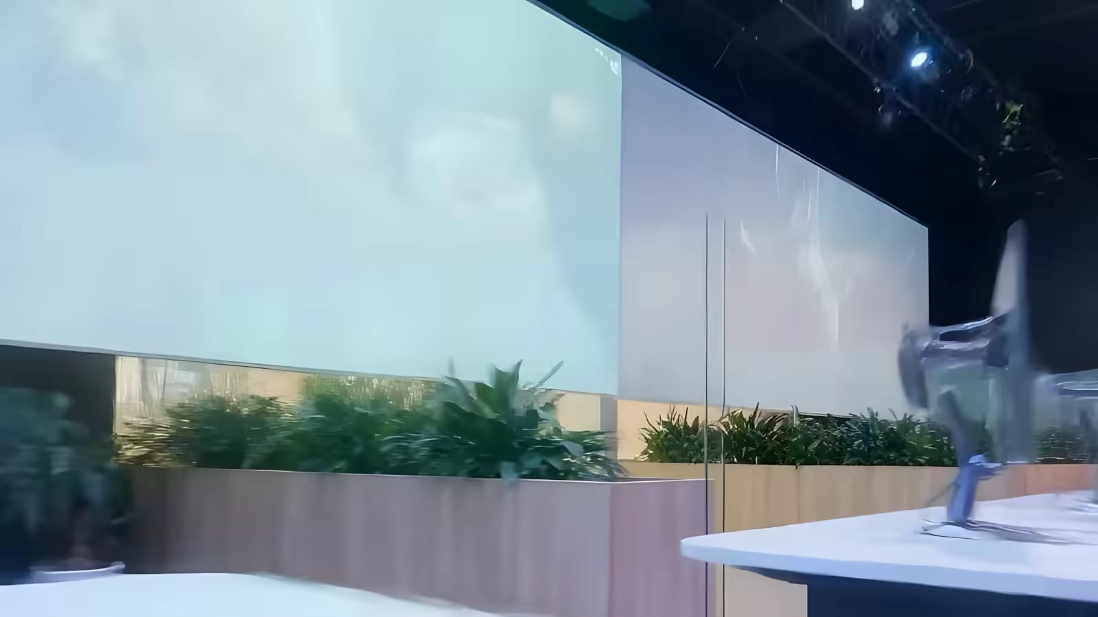 Svetel wellness prostor s steklom in zelenjem
