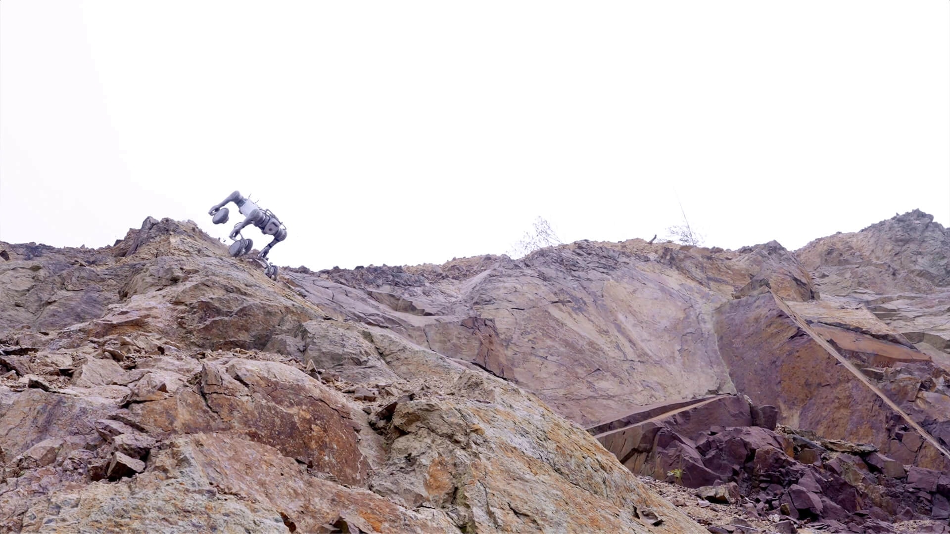 Robot B2-W se vzpenja po strmem peščenem pobočju