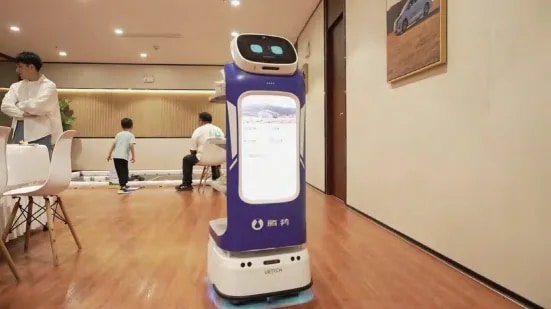 Robot CADEBOT v veliki dvorani