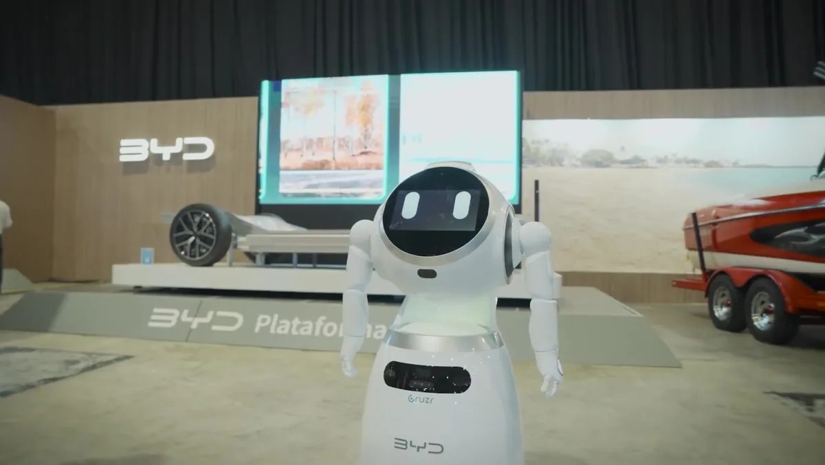 Robot Cruzr v avtomobilskem salonu