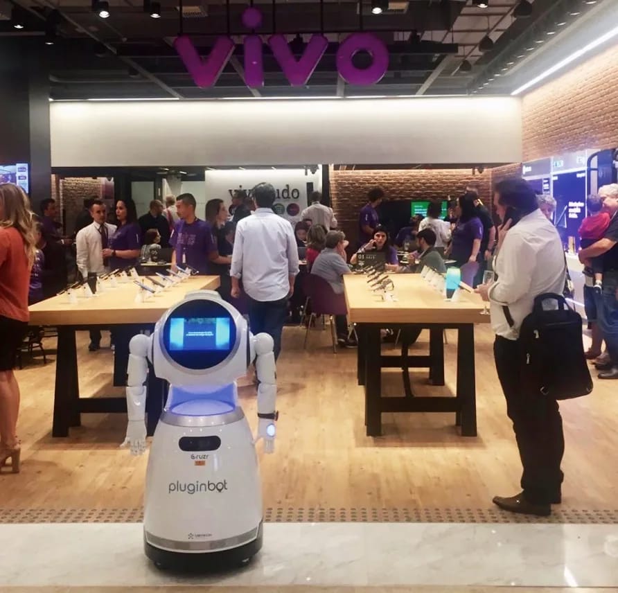 Robot Cruzr med obiskovalci v trgovini s telefoni