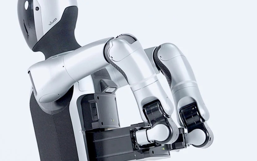 Trup robota Walker S2 s črno pleteno tkanino in belimi oklepnimi paneli.