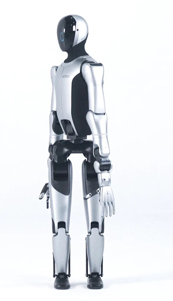 Humanoidni robot Walker S2 stoji v studiu, pogled od strani.