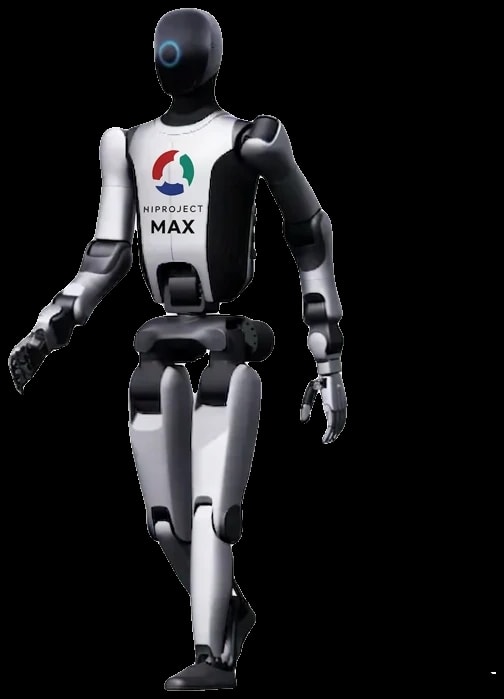 Humanoidni robot MAX med hojo z znamko HIPROJECT na prsih, brez ozadja