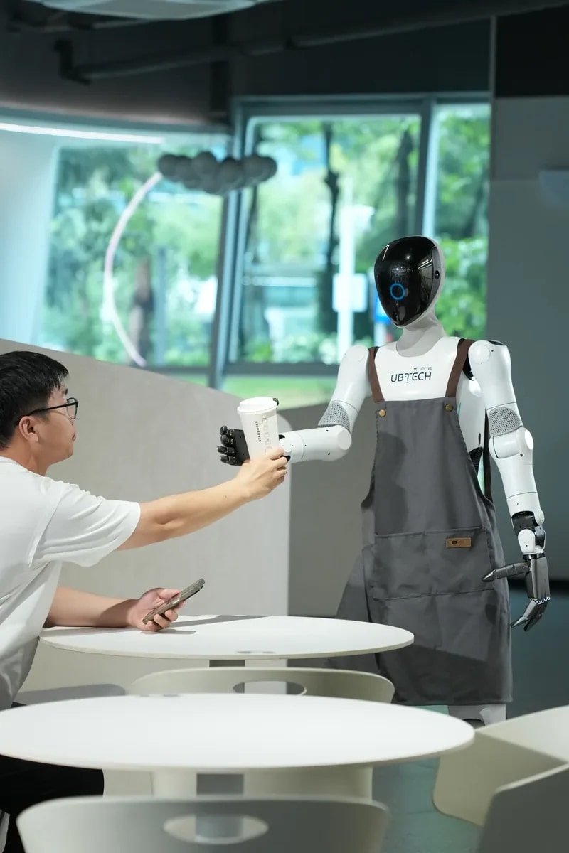 Humanoidni robot Walker C1 upravlja napravo