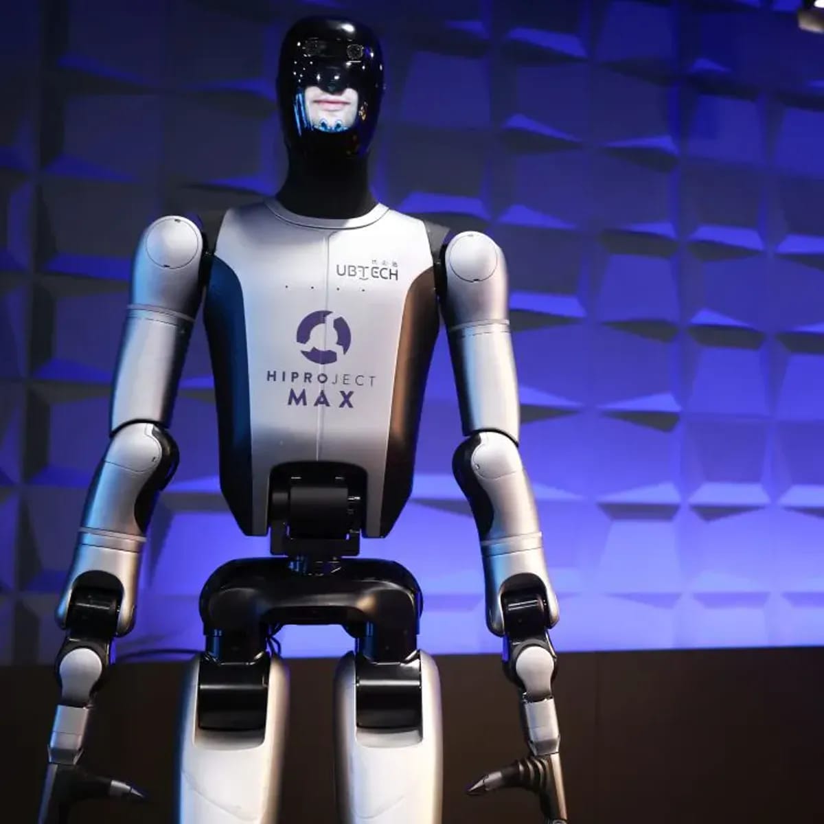 Humanoidni robot HIPROJECT MAX na odru v modri svetlobi