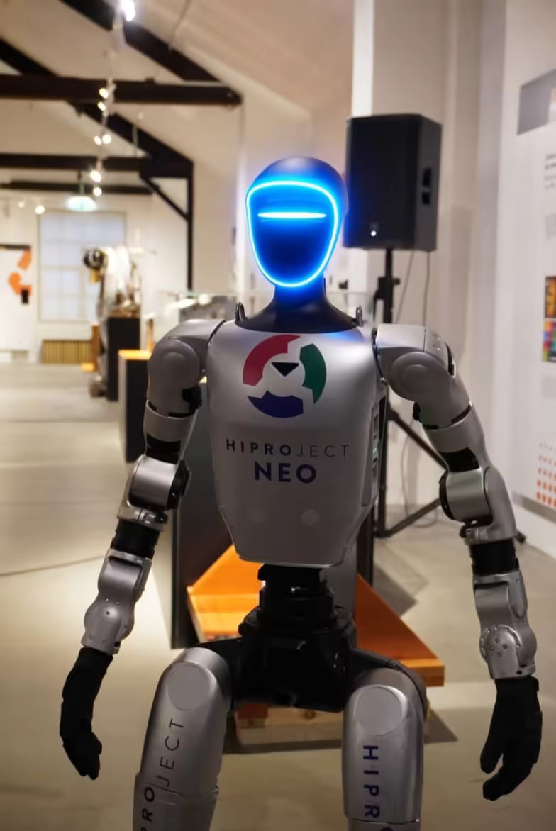 Humanoidni robot Hiproject v studijski osvetlitvi