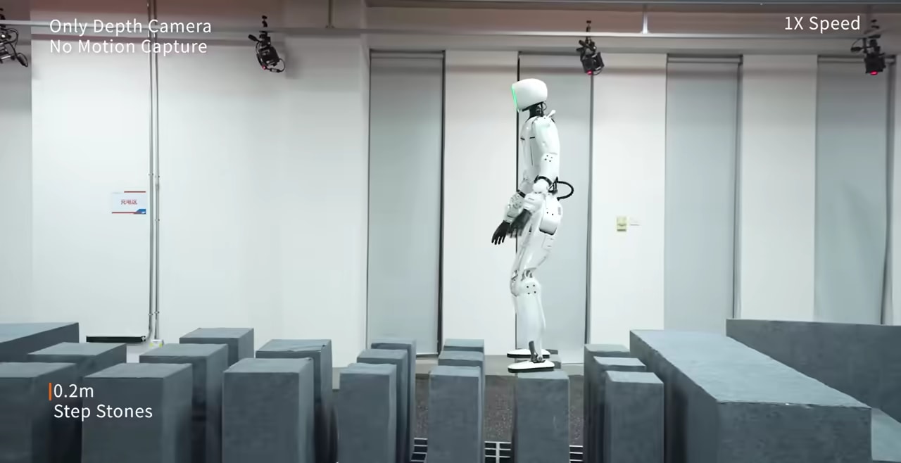 Robot OMNI hodi po preskusni progi v beli dvorani: razmaknjeni podstavki, reža, stopnice navzdol in nagibna ovira; v kadru so angleški napisi Only Depth Camera, No Motion Capture in 1X Speed