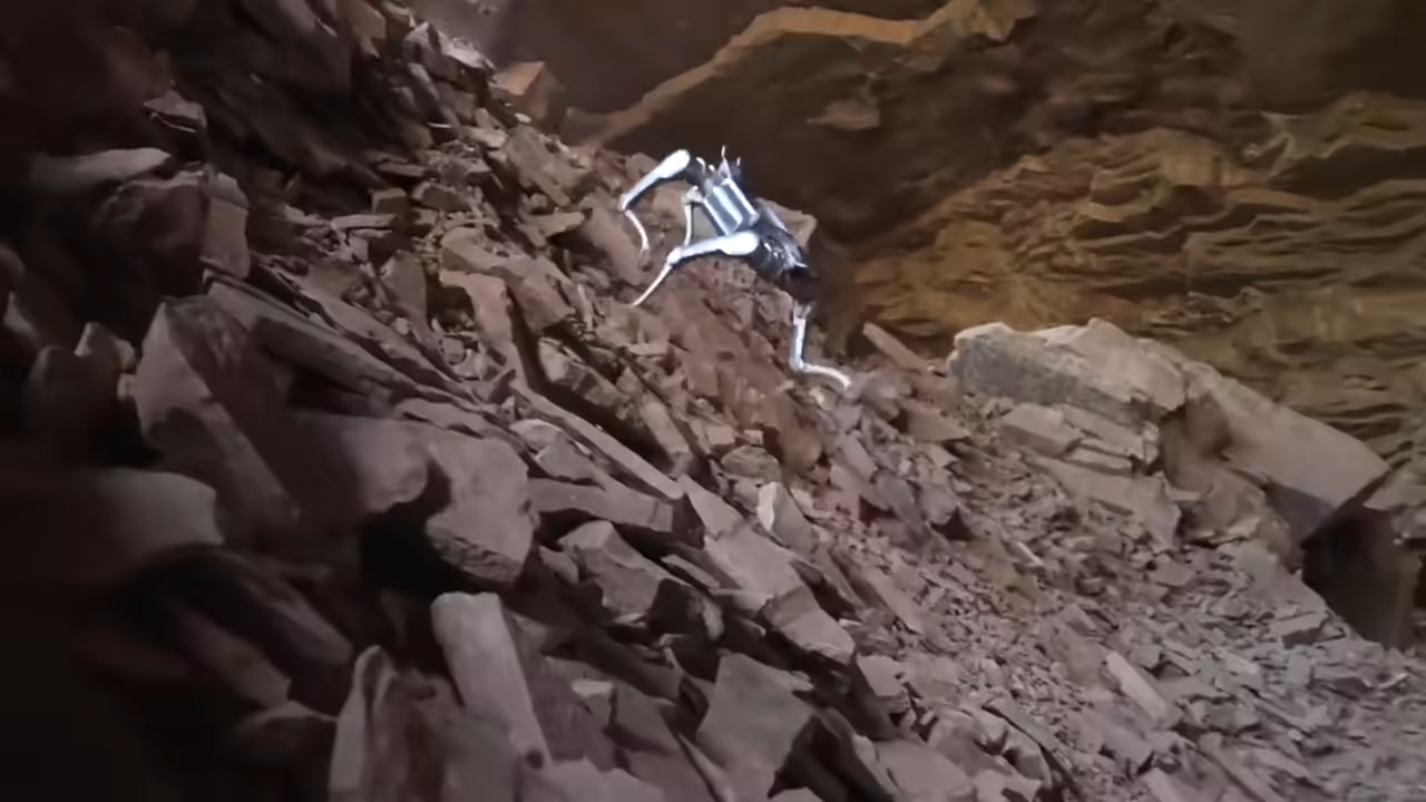 Robot As2 hodi čez ostro kamenje v kamnolomu