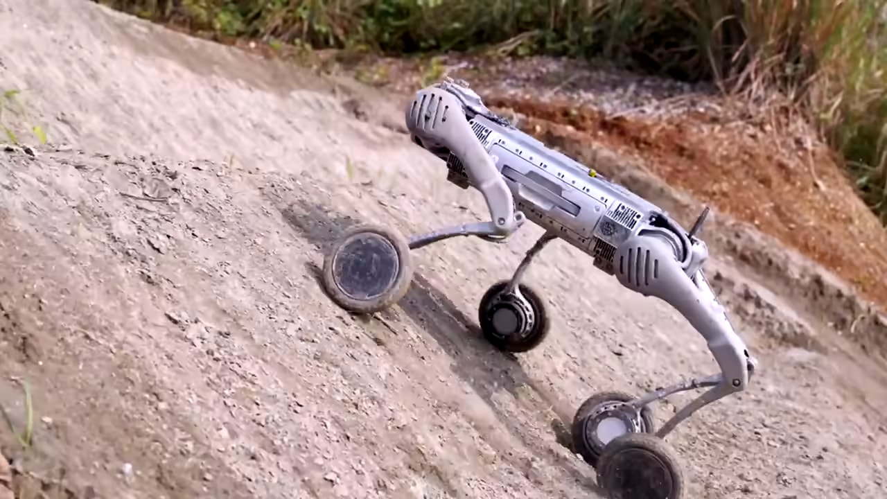 Robot B2-W vozi čez mokre skale ob slapu in po peščenem klancu