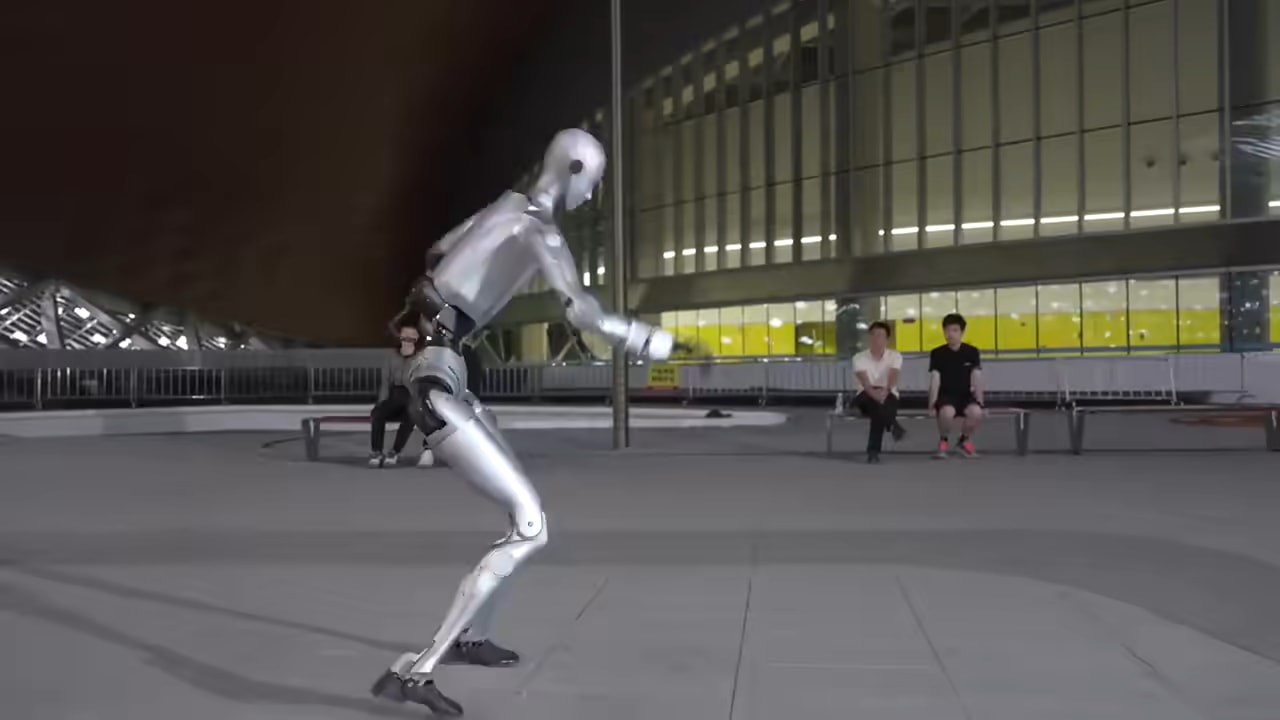 Robot H2 se vrti in lovi ravnotežje na tlakovanem trgu