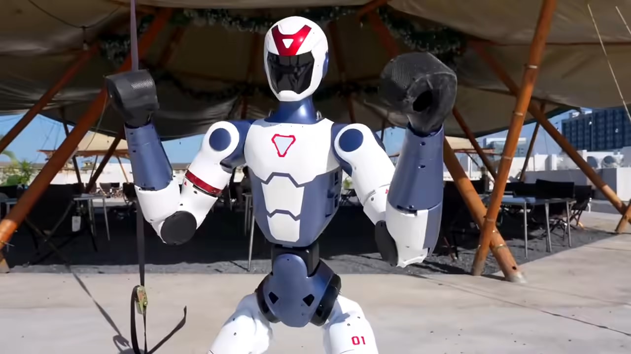 Robot R1 izvaja boksarske udarce pod šotorom