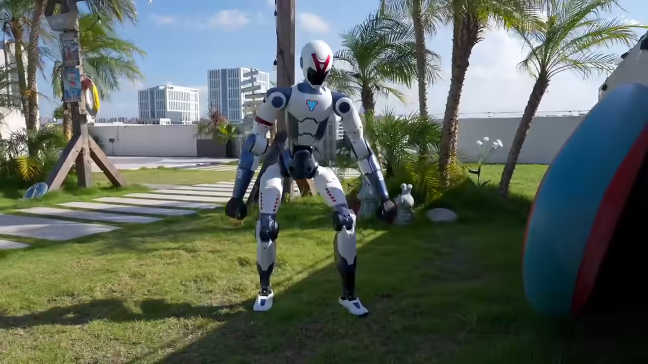 Robot R1 se s hrbta dvigne na noge in naredi premet na travniku