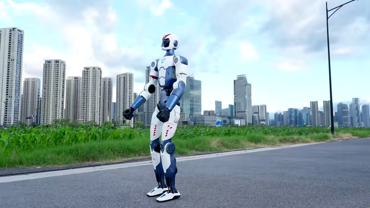 Robot R1 hodi po rokah po cesti pred mestnim obzorjem